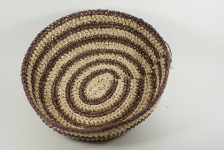 Canasta tejida Waorani lineas circulares marrón oscuro