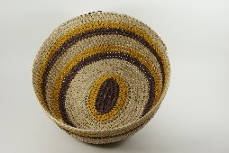 Canasta tejida Waorani natural con circulos marrones