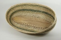 Canasta ovalada con base de madera natural líneas marrón claro y oscuro