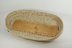 Canasta ovalada con base de madera natural líneas verde claro y oscuro