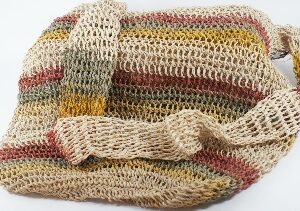 Bolso Waorani tejido con tirante tono natural y líneas verdes rojo amarillo