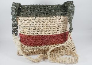 Bolso Waorani tejido con tirante tono natural y bandas verde y roja