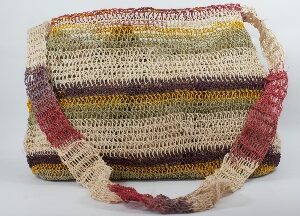Bolso Waorani tejido con tirante tono natural y bandas verde amarillo y marrón