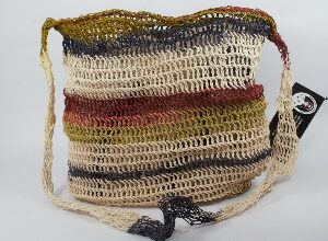 Bolso Waorani tejido con tirante tono natural y líneas gris verde amarillo y rojo