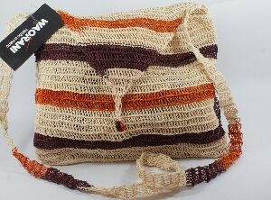 Bolso Waorani tejido con tirante tono natural botón y líneas ocre y marrón oscuro