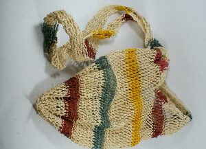 Shigra o bolso Waorani tegido a mano líneas rojo amarillo verde